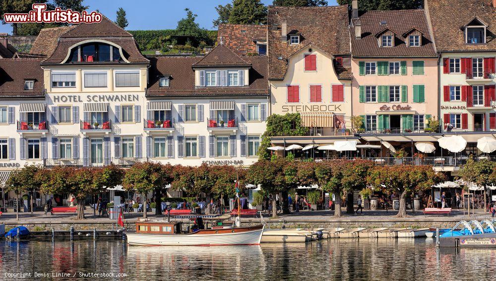 Immagine Barche sul lago di Zurigo con edifici storici sullo sfondo, Rapperswil-Jona (Svizzera) - © Denis Linine / Shutterstock.com