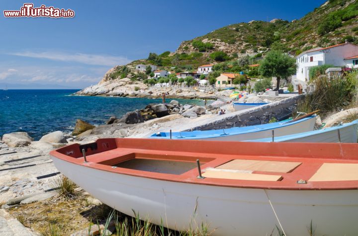 Immagine Barche sulla costa di Chiessi, il borgo di pescatori dell'Elba occidentale, in Toscana - © Marco Saracco / Shutterstock.com