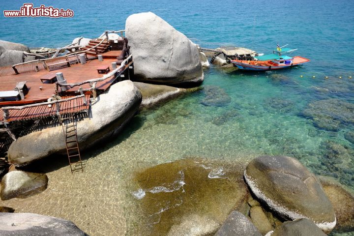 Immagine Una barca tradizionale sulla costa di Koh Tao, Thailandia. Oltre che di turismo, la popolazione vive prevalentemente di pesca e coltivazione delle palme da cocco - © nuu_jeed / Shutterstock.com