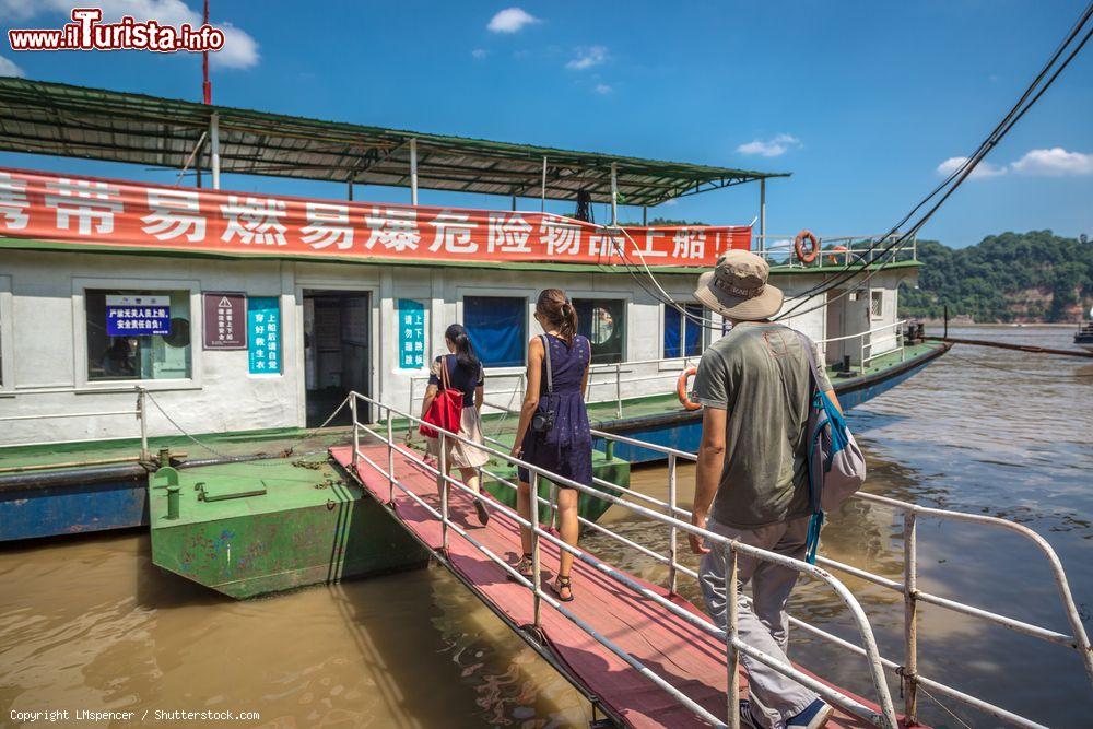 Immagine Barche utilizzate dai turisti per raggiungere la statua del Buddha Gigante a Leshan, Cina - © LMspencer / Shutterstock.com