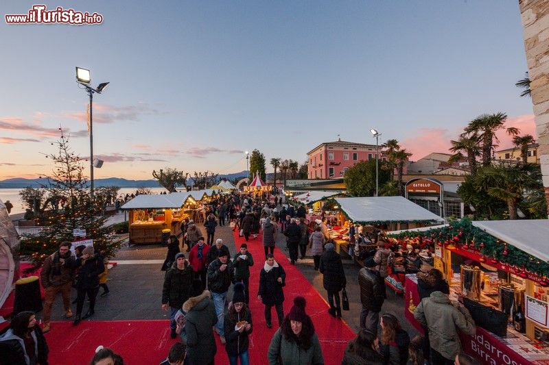 Immagine Bardolino, Lago di Garda, le bancarelle del Mercatino di Natale - © consorziovr2.it