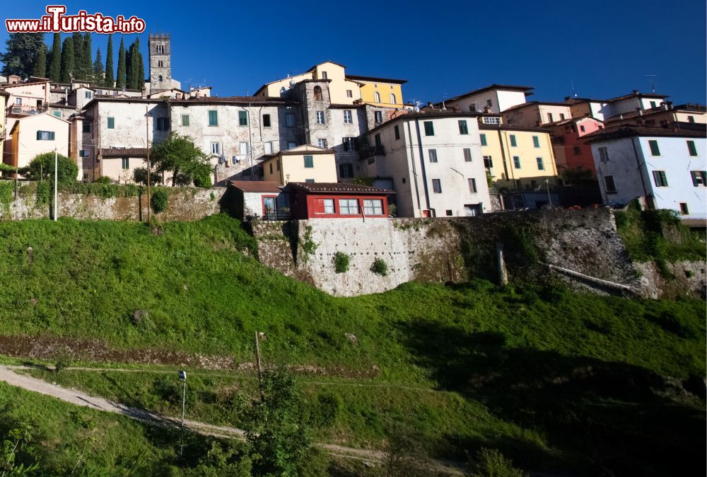 Immagine Barga, uno dei borghi più belli d'Italia: siamo in Toscana, nella Garfagnana, fra le Alpi Apuane e la catena principale dell'Appennino Tosco Emiliano.
