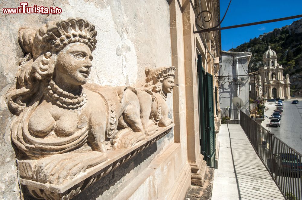 Immagine Uno scorco del centro storico barocco di Scicli, Sicilia. La città, come anche le vicine Ragusa, Modica e Noto, venne ricostruita con questo stile nel 18° secolo a seguito di un devastante terremoto