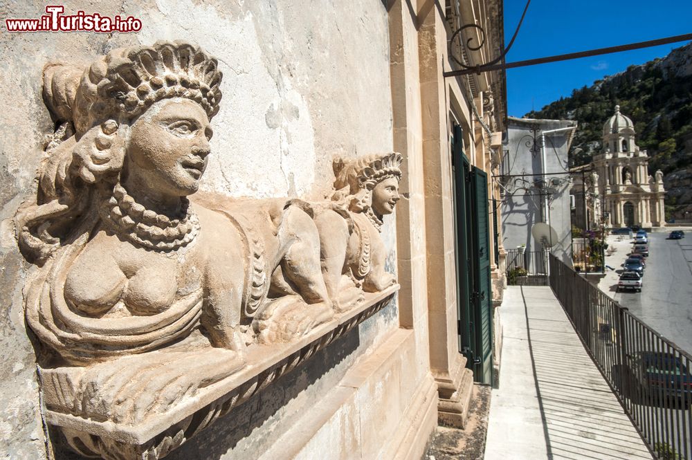 Immagine Uno scorco del centro storico barocco di Scicli, Sicilia. La città, come anche le vicine Ragusa, Modica e Noto, venne ricostruita con questo stile nel 18° secolo a seguito di un devastante terremoto