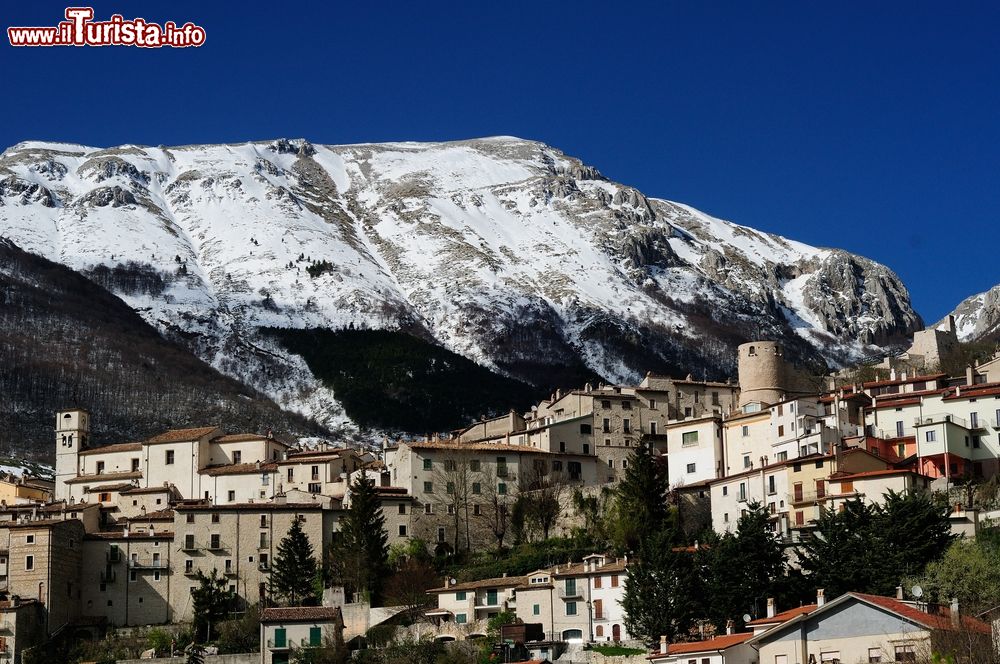 Immagine La città di Barrea fotografata in inverno, Abruzzo, Italia.