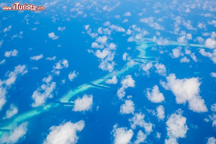 Immagine Veduta aerea della barriera corallina che compone l'Atollo di Raa, nelle Maldive settentrionali - foto © Ingus Kruklitis / Shutterstock.com