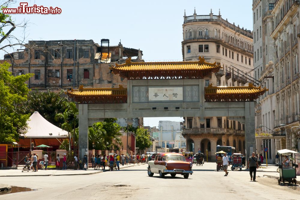 Immagine Il Barrio Chino, la Chinatown dell'Avana (Cuba). La porta d'ingresso al quartiere è un dono del governo cinese del 1999.