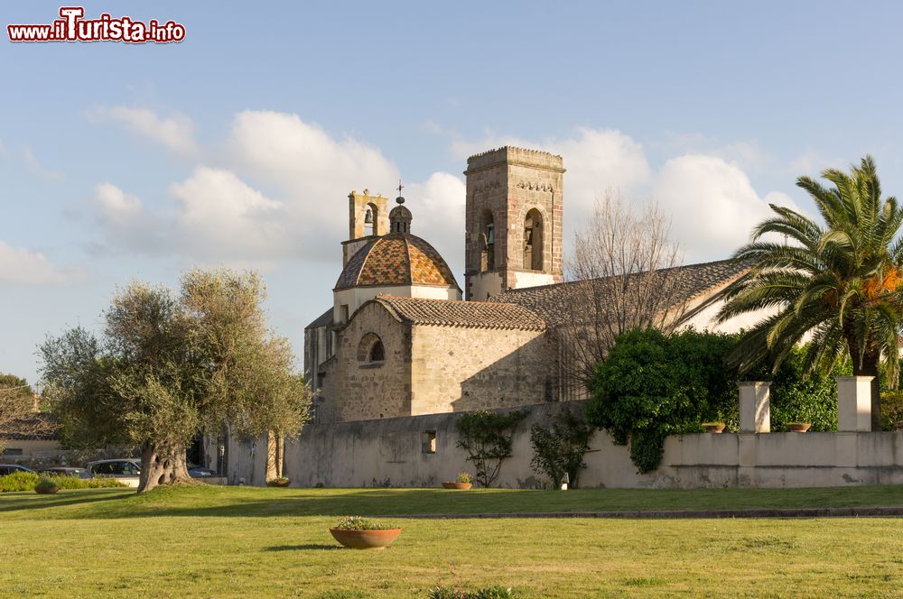 Immagine Barumini, chiesa dell'Immacolata Concezione (Sardegna). Nota anche come della Beata Vergine Immacolata, questa chiesa sorge nel centro storico del paese. Nonostante sia stata più volte rimaneggiata nel corso dei secoli, mantiene intatta l'architettura originaria della zona presbiteriale.