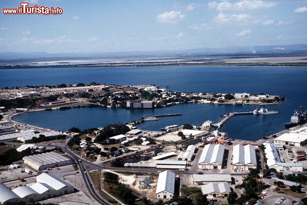 Immagine Una foto aerea della base navale nordamericana nella Baia di Guantánamo, a Cuba. La base militare è da tempo oggetto di scontro tra il governo cubano e quello statunitense.