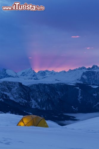 Immagine Alba al Basecamp Salewa - le piste di Merano 2000 consentono una posizione privilegiata per ammirare il sorgere del sole, che illumina in modo spettacolare tutta la sinistra idrografica della val d'Adige, compresi i principali ammassi Dolomitici. A sud-ovest invece si ammirano le vette delle Dolomiti di Brenta e i massicci del Cevedale e dell'ortles, mentre ad ovest domina il Gruppo del Tessa - © Damian Pertoll / merano.eu