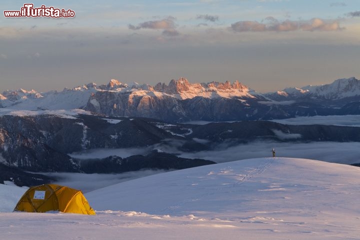 Immagine Basecamp Salewa a Merano 2000 - Da questa splendida posizione panoramica si può assistere a dei memorabili tramonti, cone le Dolomiti che assumono il loro particolare colore rosato, qaundo vengono toccate dagli ultimi raggi di sole - © Damian Pertoll / merano.eu