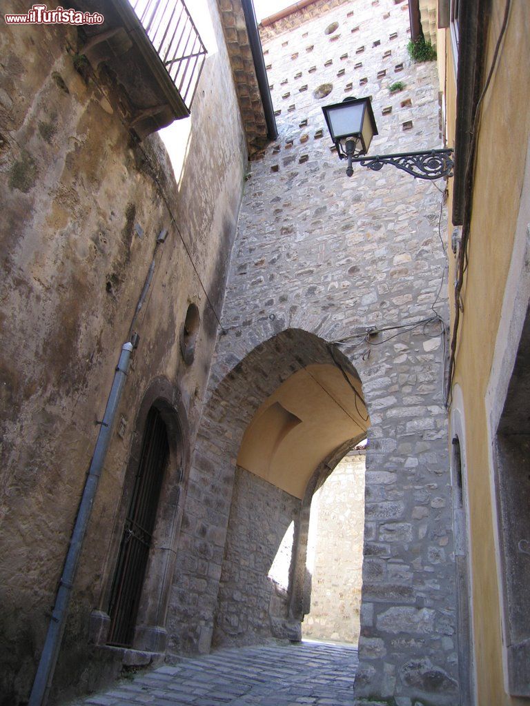 Immagine Baselice, Campania: la medievale Porta da Capo, per accedere al borgo storico del beneventano  - © Colloca1 / Mapio.net