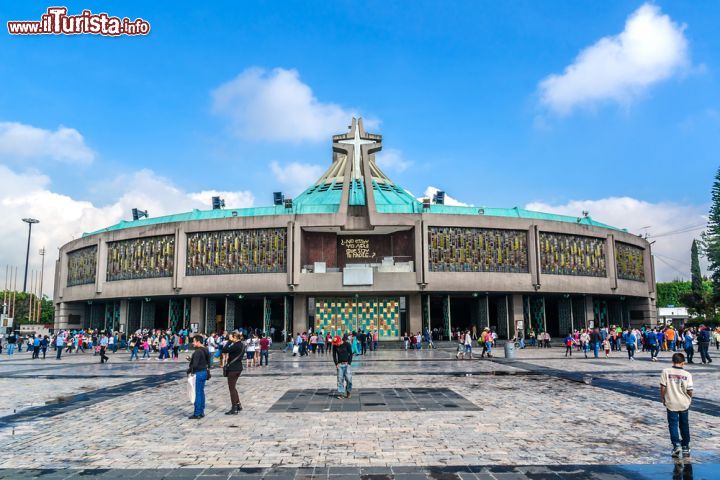 Immagine La moderna struttura della Basilica de Nuestra Señora de Guadalupe. La chiesa, costruita nel 1974, è uno dei principali luoghi di pellegrinaggio cattolico del Messico. Si trova nella zona nord di Città del Messico - foto © Kiev.Victor / Shutterstock.com