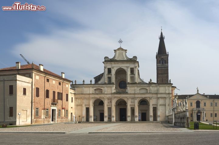 Immagine L'Abbazia di Polirone, dedicata in gra parte a San Benedetto si trova nel borgo omonimo di San Benedetto Po in Lombardia, provincia di Mantova - © m.bonotto / Shutterstock.com