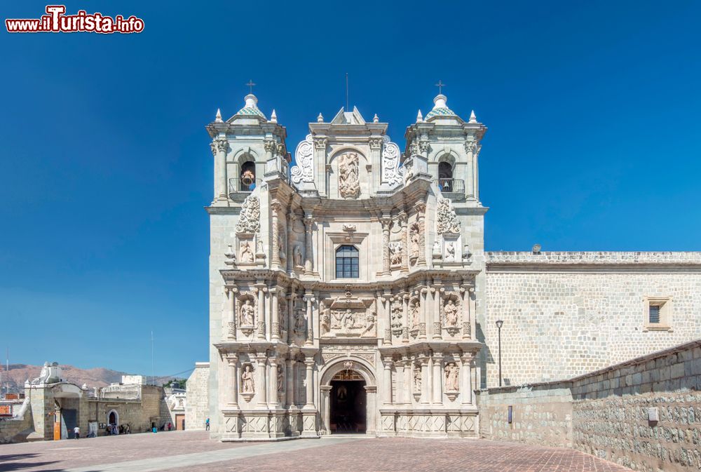 Immagine La Basílica de Nuestra Señora de la Soledad, a tre isolati dalla piazza principale di Oaxaca (Messico), fu costruita nel 1690.