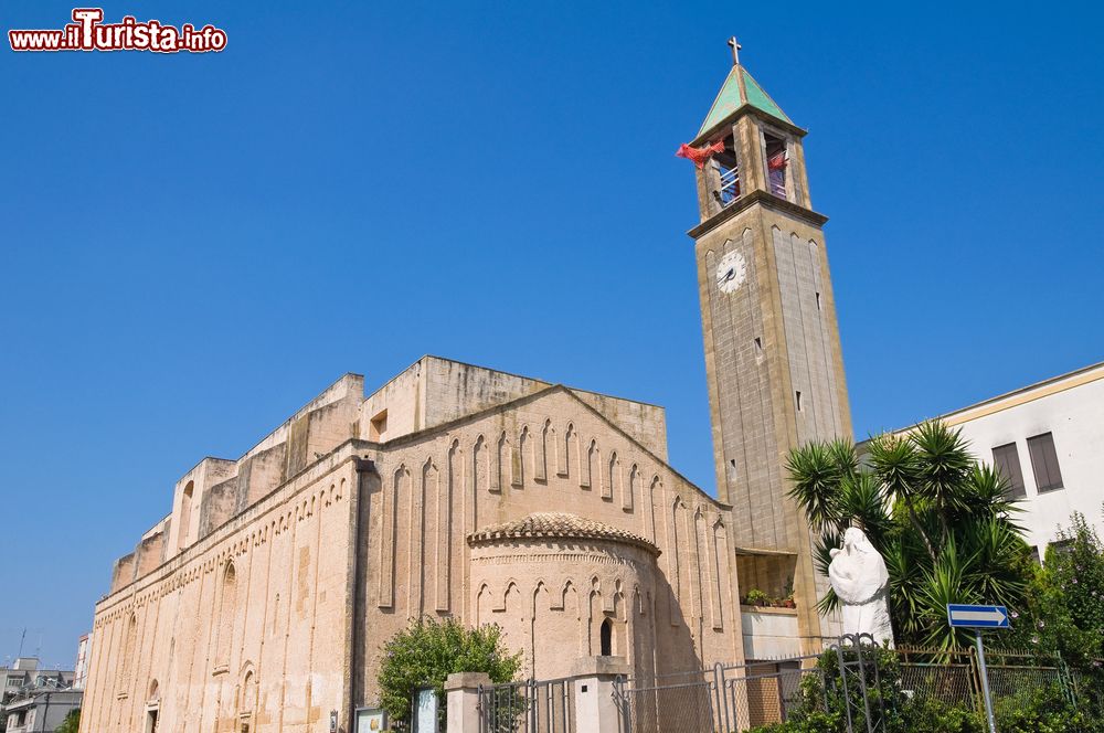 Immagine La basilica del Carmine a Mesagne, Brindisi, Puglia. Sorta sul precedente santuario ipogeo dedicato a san Michele Arcangelo risale circa al 1305; al suo interno si venera il quadro miracoloso della Vergine del Carmine.