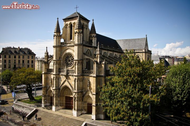 Immagine Basilica di Notre-Dame a Ginevra, Svizzera. Situato a nord del Rodano in place Cornavin, questo edificio religioso è il più grande di culto cattolico della città. Venne costruito alla fine del 1800 in stile neogotico e all'interno ospita una bella architettura e interessanti vetrate