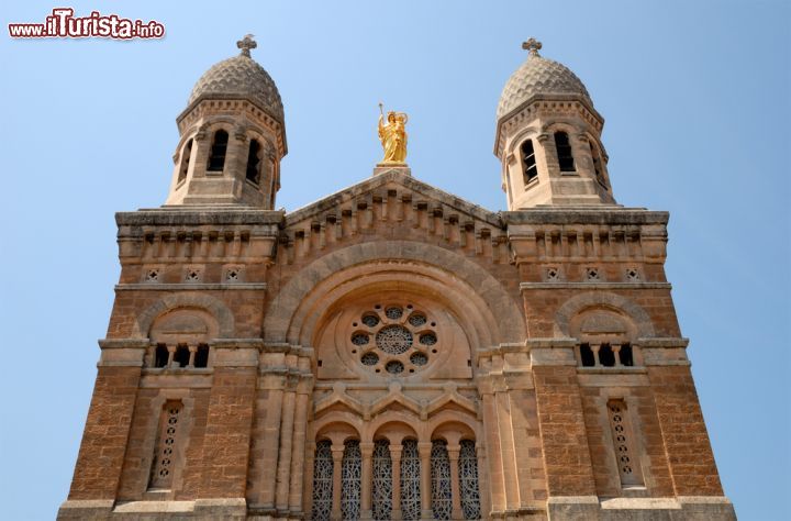 Immagine Basilica di Notre Dame de la Victoire de Lepante a Saint Raphael, Francia. Si trova in Boulevard Félix-Martin questa bella chiesa di Saint Raphael. L'edificio religioso è dedicato alla battaglia navale che vide Giovanni d'Austria, al comando della flotta cristiana, sconfiggere i turchi nel 1571. La basilica risale al XIX° secolo - © Philip Lange / Shutterstock.com