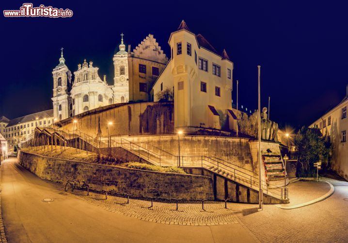 Immagine Basilica di St. Martin a Weingarten, Germania - Fotografia notturna del monastero benedettino di Weingarten: l'aspetto barocco dell'odierno edificio religioso risale alla prima metà del XVIII° secolo quando le fattezze romaniche vennero trasformate secondo i canoni stilistici dell'epoca © Bildagentur Zoonar GmbH / Shutterstock.com