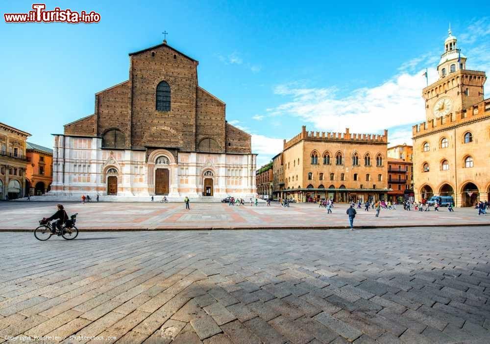 Immagine La Basilica di San Petronio è una delle più grandi chiese italiane e si affaccia su Piazza Maggiore, la principale piazza di Bologna - foto © RossHelen / Shutterstock.com