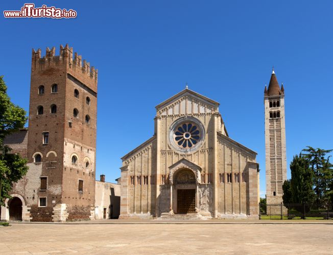Immagine Basilica di San Zeno a Verona (Veneto) - Conosciuta anche come "Basilica di Verona" o "Basilica di San Zenone", questa struttura posta su tre distinti livelli avvenne nel X secolo circa, in perfetta epoca d'arte romanica. Particolarità del complesso è il rosone centrale come si vede dall'immagine, comunemente chiamato anche "Ruota della fortuna" - © Alberto Masnovo / Shutterstock.com