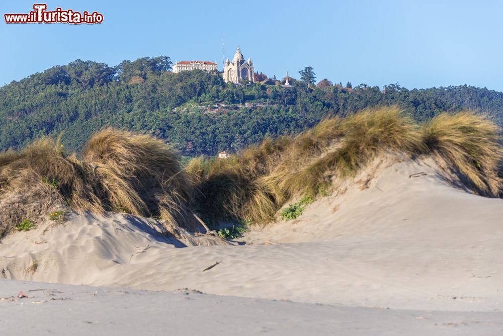 Immagine La basilica di Santa Lucia vista dalla spiaggia di Cabedelo sull'oceano Atlantico, Viana do Castelo (Portogallo).