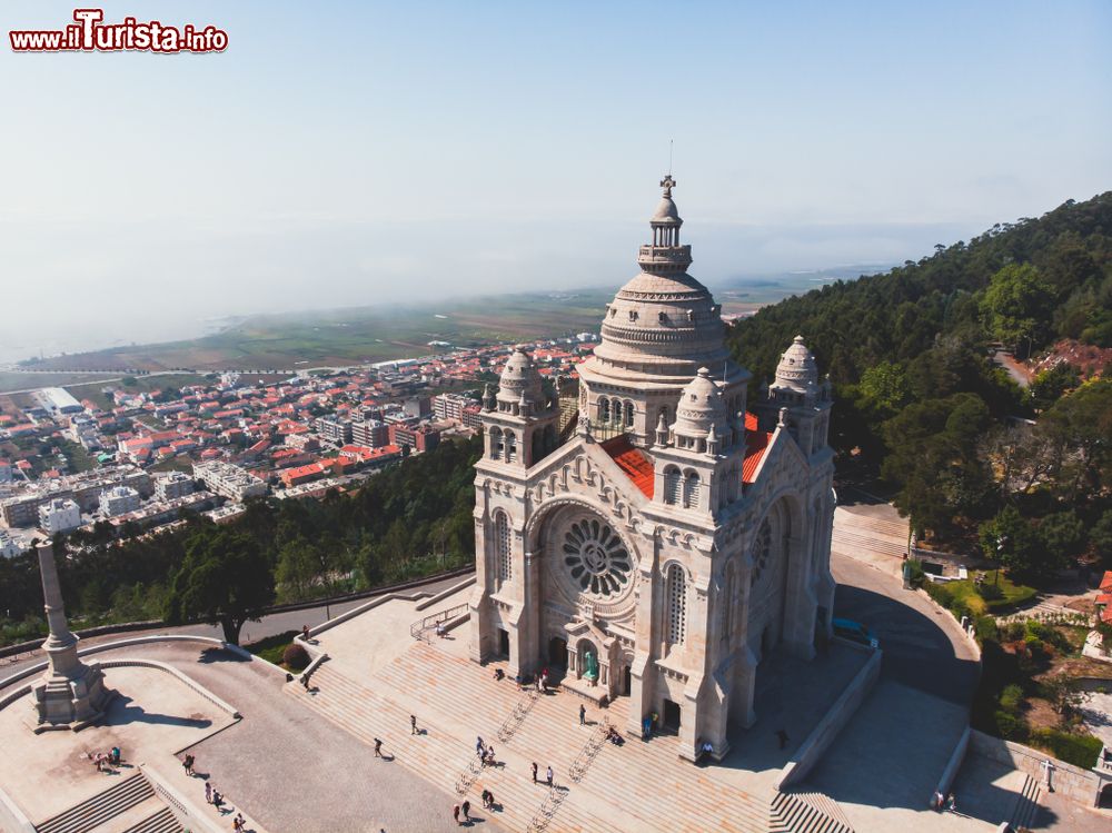Immagine La basilica di Santa Luzia a Viana do Castelo, Portogallo, fotografata da un drone.