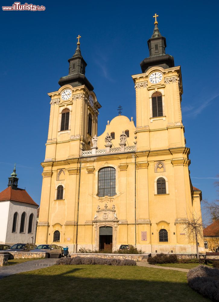 Immagine La basilica di Santo Stefano a Szekesfehervar, Ungheria. Realizzato fra il 1758 e il 1768, questo edificio in stile barocco presenta affreschi sulla vita del re Stefano I°, una pala d'altare raffigurante il sovrano in ginocchio dinnanzi alla Madre di Dio e dipinti di Johan Cymbala sul soffitto.