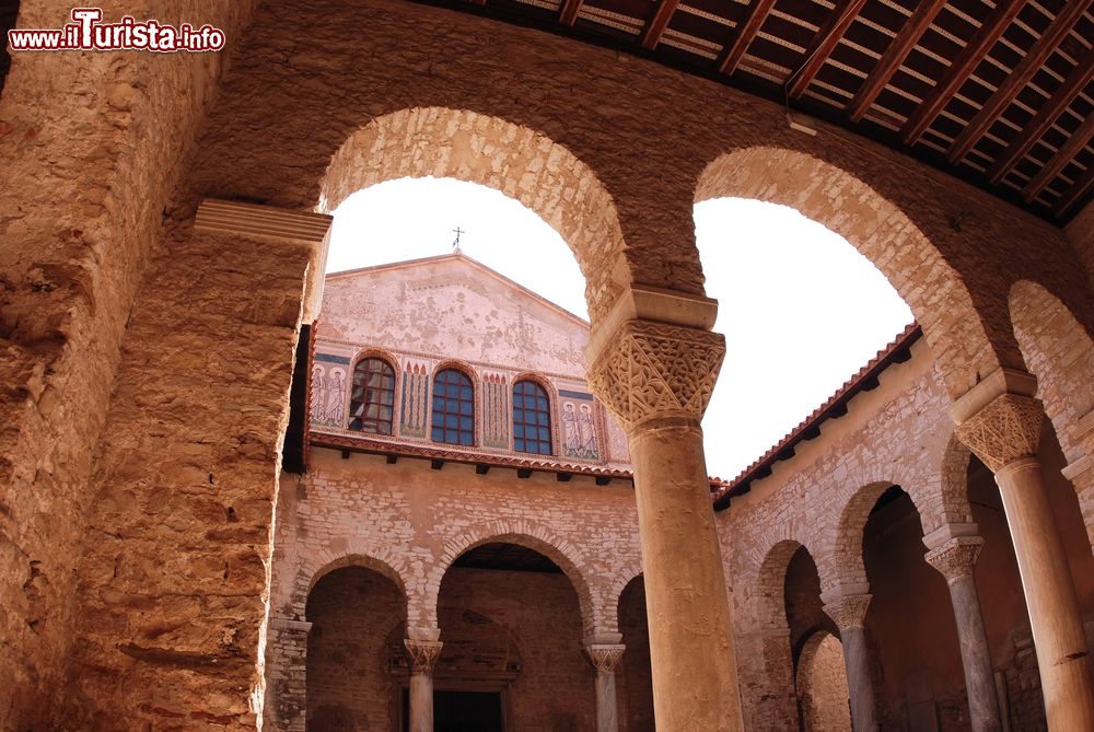 Immagine Atrio della Basilica Eufrasiana di Porec, Croazia. Una bella immagine dell'atrio della basilica di Parenzo, la cui costruzione venne effettuata nel corso di dieci anni - © Lloid / Shutterstock.com