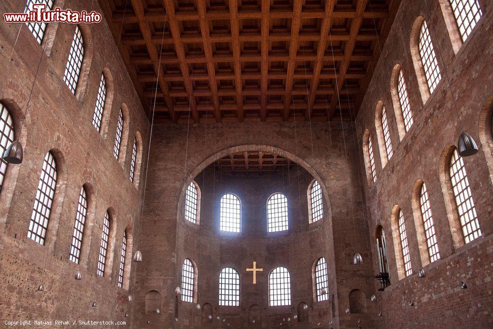 Immagine L'intrerno dell'enorme Basilica Palatina di Costantino (Konstantin Basilika, o Aula Palatina) nel centro di Trier, Germania - foto © Matyas Rehak / Shutterstock.com