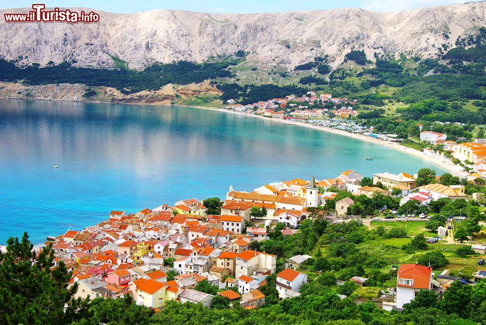 Immagine Baska, isola di Krk (Croazia) dall'alto. Nei pressi di Bescanuova, questo il nome in italiano, precisamente nel villaggio di Jurandvor, fu trovata un'importantissima tavola considerata il più antico scritto in lingua croata. Questo tesoro è oggi conservato nel museo di Zagabria.