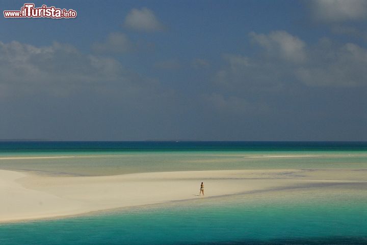 Immagine Bassa marea a Ouva, Nuova Caledonia. Una turista cammina sulla lingua di sabbia.