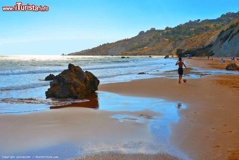 Immagine Bassa marea sulla bella spiaggia di Mollarella ad ovest di Licata in Sicilia - © poludziber / Shutterstock.com