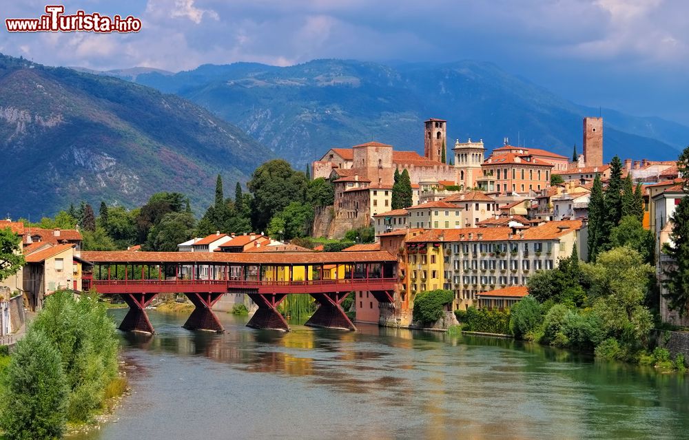 Immagine La bella cittadina di Bassano del Grappa con il suo Ponte Vecchio. Sul Ponte degli Alpini, altro nome con cui è conosciuta questa costruzione, si trova la grapperia della più antica distilleria italiana: la Bortolo Nardini.