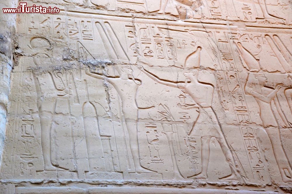 Immagine Bassorilievi sulle pareti del complesso templare di Karnak, sulla riva orientale del Nilo, nella città di Luxor, in Egitto.