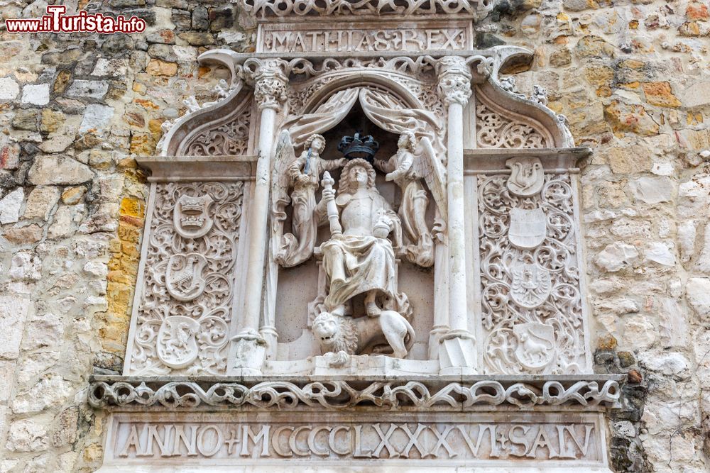 Immagine Bassorilievo del re d'Ungheria Mattia sulla facciata di un palazzo nella città di Bautzen, Germania. Il sovrano indossa la sua armatura ed ha ai suoi piedi un leone mentre gli angeli reggono una corona sopra la sua testa. Si tratta della copia di un originale del 1486.