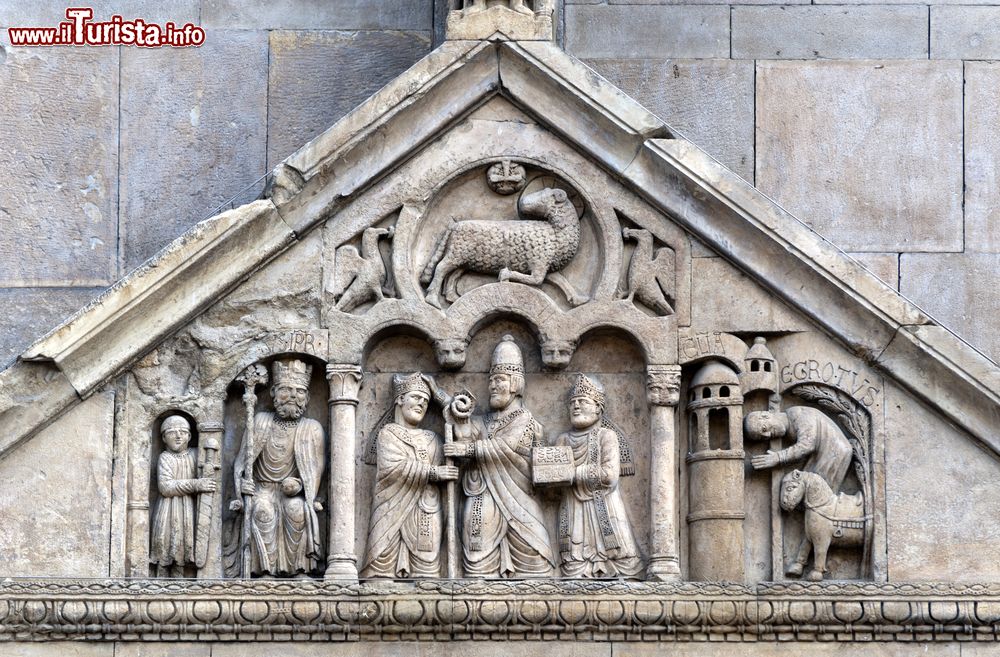 Immagine Bassorilievo sulla porta laterale di ingresso alla Cattedrale di San Donnino a Fidenza, provincia di Parma