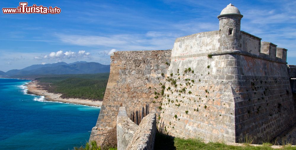 Immagine I bastioni del Castillo del Morro a Santiago de Cuba dominano la costa e l'ingresso marittimo alla baia.