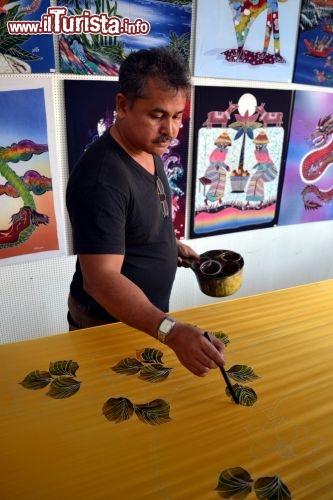 Immagine Batik, Kuala Lumpur: in Malesia la tradizione dei batik, splendidi tessuti dipinti a mano, è più viva che mai. La loro caratteristica fondamentale è quella di essere totalmente “double face”, cioè i disegni devono perfettamente essere visibili sui due lati del tessuto.