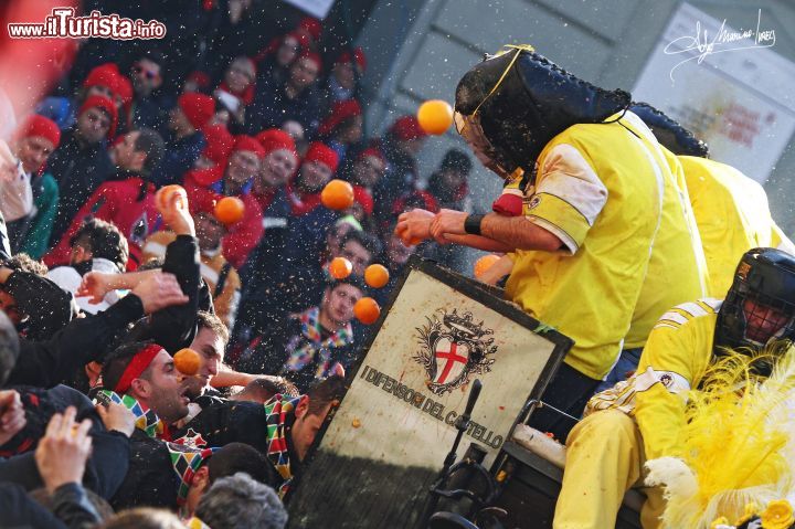 Immagine Battaglia delle arance al Carnevale di Ivrea, Piemonte - © Franco Marino
