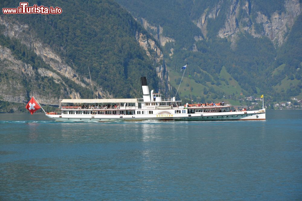 Immagine Battello Guglielmo Tell Express ormeggiato all'attracco del lago di Lucerna (Svizzera).