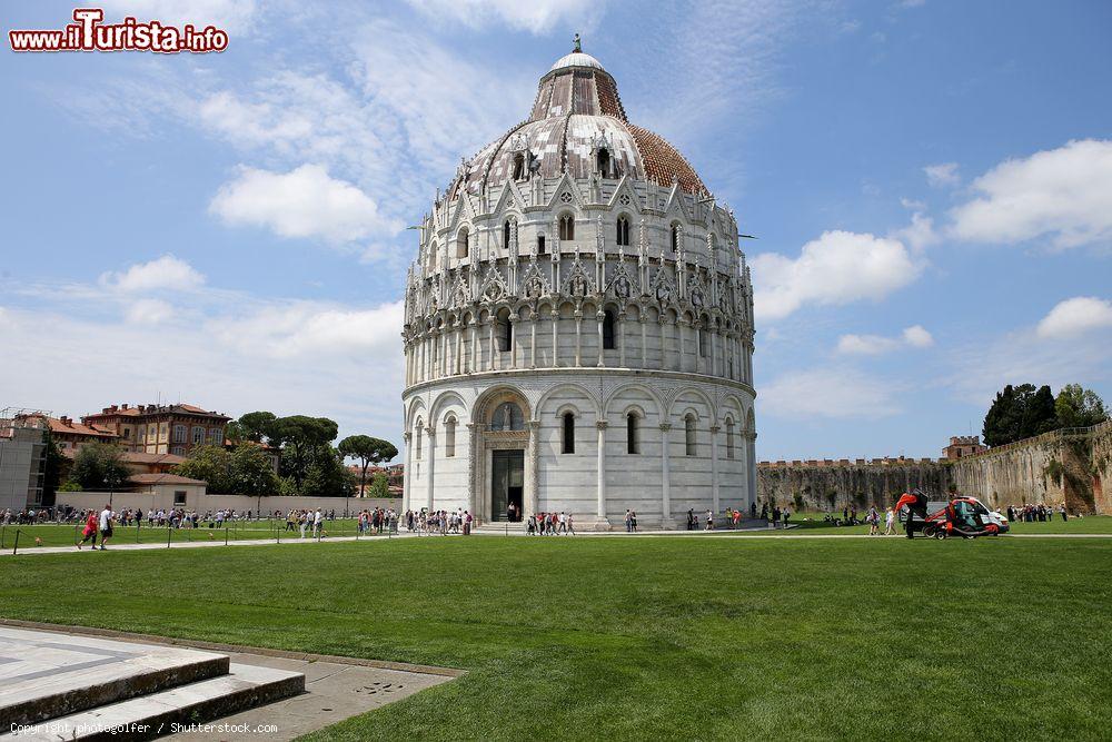 Immagine Il Battistero di San Giovanni a Pisa, Toscana. E' uno dei monumenti religiosi di Piazza dei Miracoli e s'innalza di fronte alla facciata occidentale della cattedrale di Santa Maria Assunta - © photogolfer / Shutterstock.com