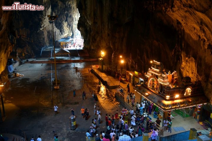 Immagine Batu Caves: si tratta di una formazione di grotte calcaree dentro alla quale hanno trovato luogo, negli anni, alcuni templi induisti. L'accesso è libero ai fedeli e anche ai turisti, che possono conoscere più da vicino le pratiche religiose indù.