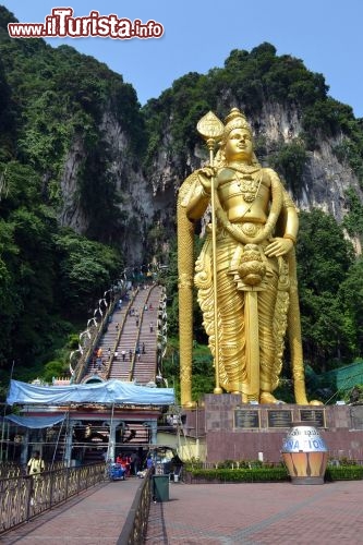 Immagine La statua del Dio Murungan: tra le statue di questa divinità nel mondo, quella delle Batu Caves è la più grande di tutte. Al suo fianco parte la scalinata di 272 gradini che conduce al tempio all'interno della grotta.