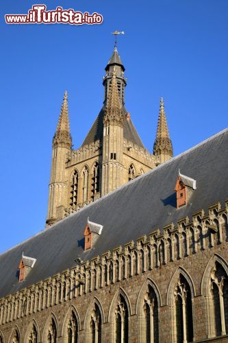 Immagine Beffroi, Ieper: sull'edificio del Lakenhalle (Mercato dei tessuti) svetta il Beffroi, risalente al XIII secolo, la cui cima tocca i 70 metri d'altezza.