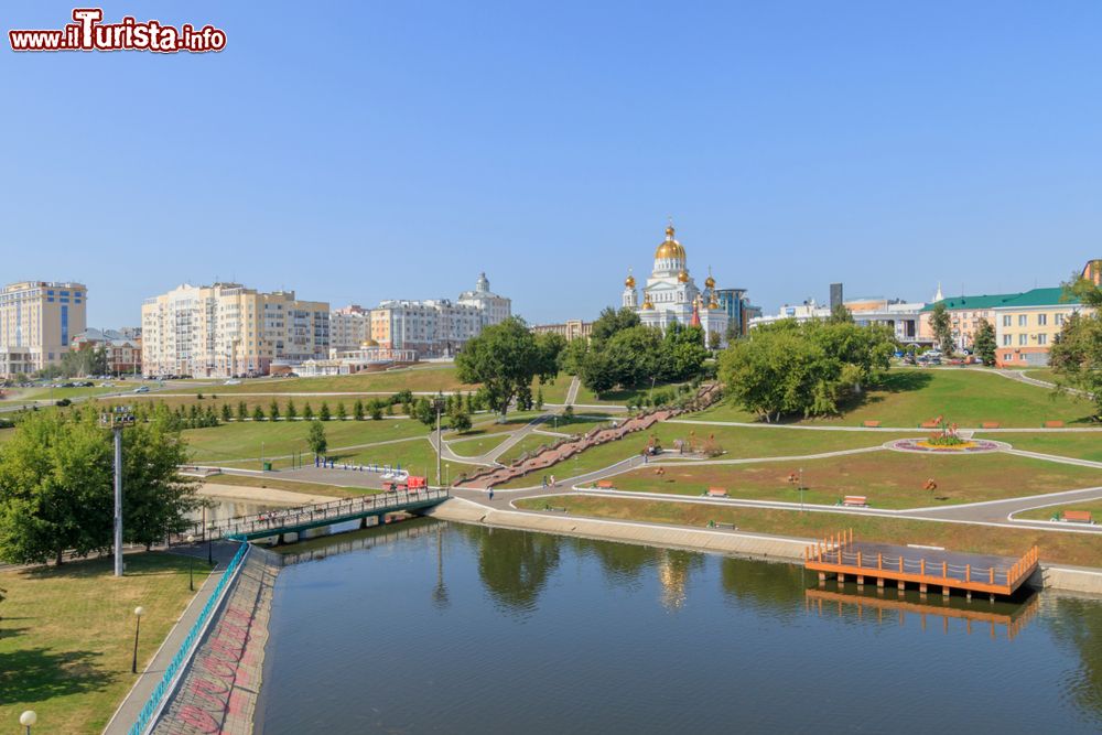 Immagine Un bel panorama del centro di Saransk con la cattedrale di Saint Fyodor Ushakov sullo sfondo (Russia). Oggi la città è un centro industriale di una certa importanza nei settori dell'abbigliamento, metalmeccanica, chimica e alimentare.