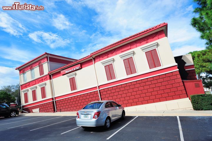 Immagine Museo Believe It Or Not di Orlando, Florida - Girando per gli Stati Uniti capiterà di imbattersi in palazzi devastati da un terremoto o che sprofondano in un cratere: si tratta delle facciate d'ingresso dei musei Ripley's, un vero e proprio colosso dell'intrattenimento dedicato a fatti strani e bizzarri. Quello di Orlando, ospitato al civico 8201 di International Drive, non smentisce certo la tradizione di questa catena di attrazioni: l'edificio bianco e rosso sembra infatti venire inghiottito dalle viscere della terra © Songquan Deng / Shutterstock.com