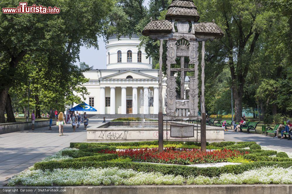 Immagine Una bella immagine del parco della Cattedrale della Natività a Chisinau, Moldavia - © Curioso / Shutterstock.com