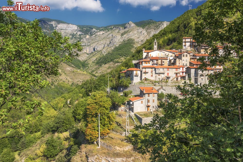 Immagine Una bella immagine del villaggio di Apricale in cima alla montagna, Imperia, Liguria. Il piccolo Comune sorge nell'entroterra di Bordighera, nella valle del torrente Merdanzo, affluente del Nervia, a una decina di km dalla Riviera di Ponente.