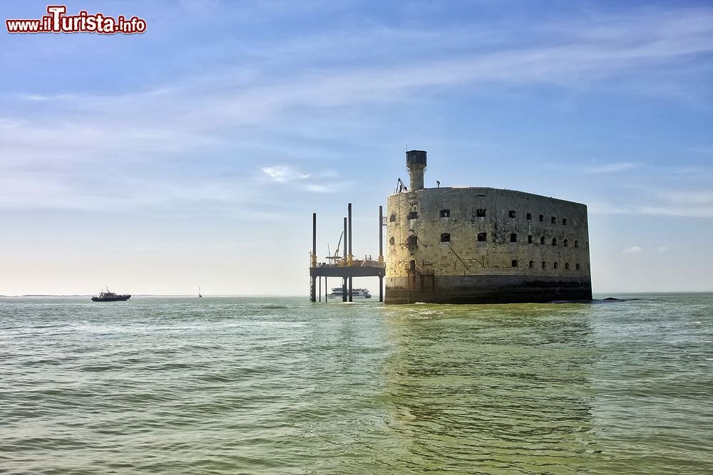 Immagine Una bella immagine di Fort Boyard, dipartimento della Charente Marittima, Francia. Questa fortezza inespugnabile, dalla struttura piuttosto austera, dal 1961 appartiene alla Charente Marittima.